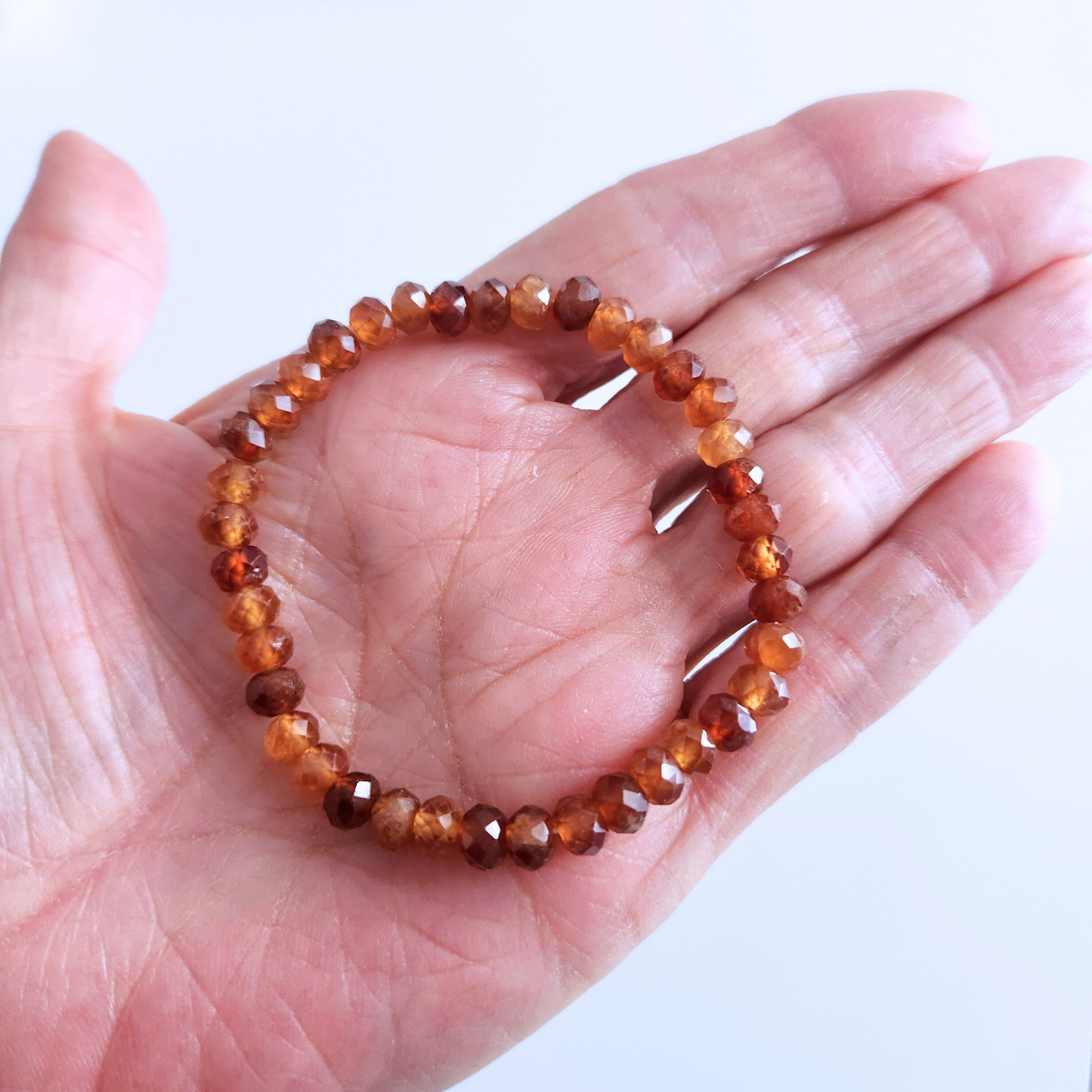 Bracelet pour femme en pierre naturelle de grenat hessonite.