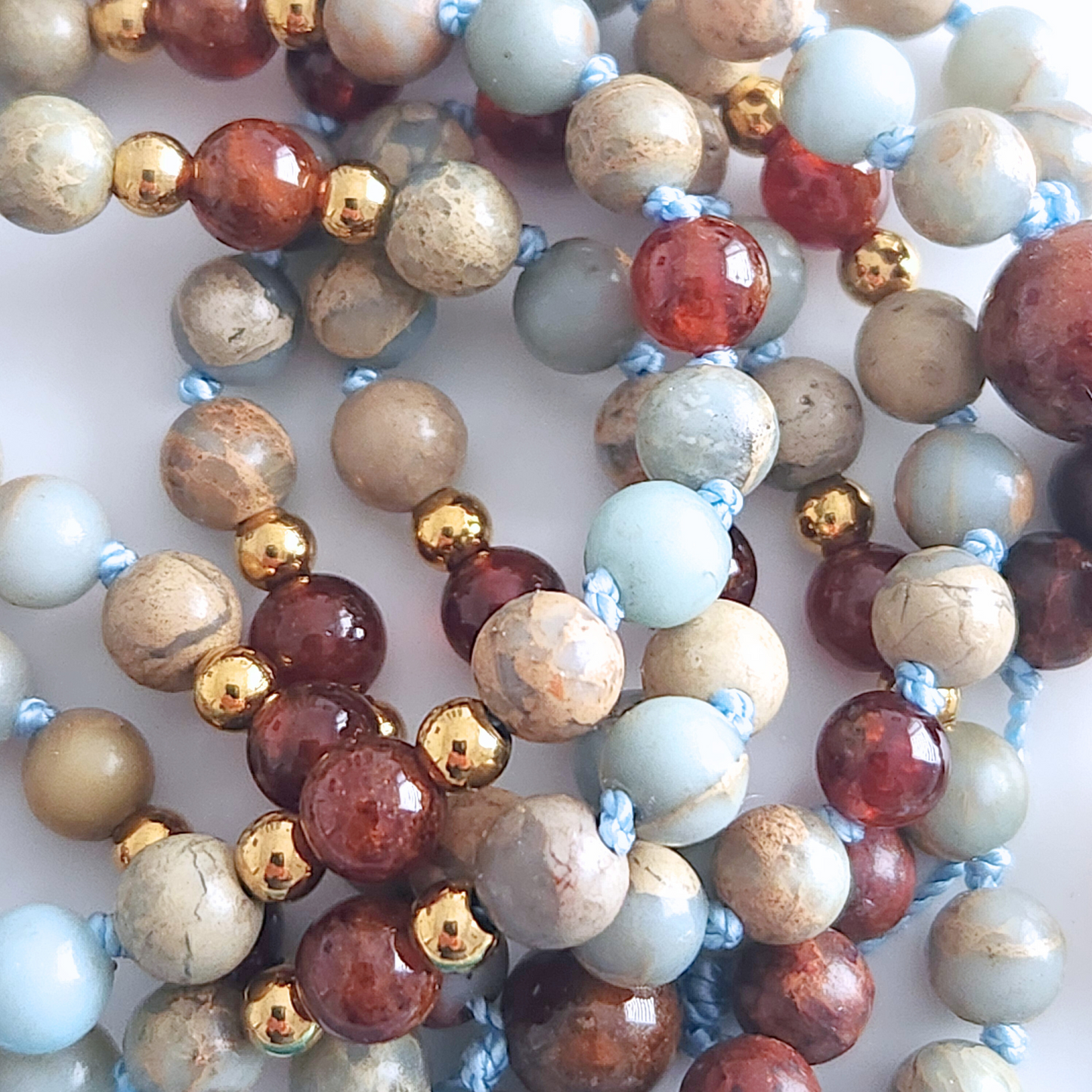 Mala en pierre naturelle de jaspe impérial et de grenat héssonite.