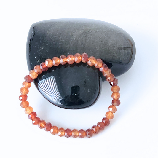 Bracelet pour femme en pierre naturelle de grenat hessonite.