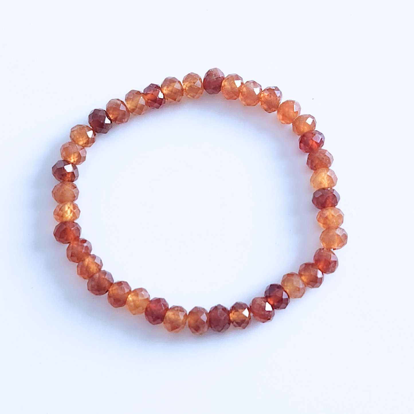 Bracelet pour femme en pierre naturelle de grenat hessonite.