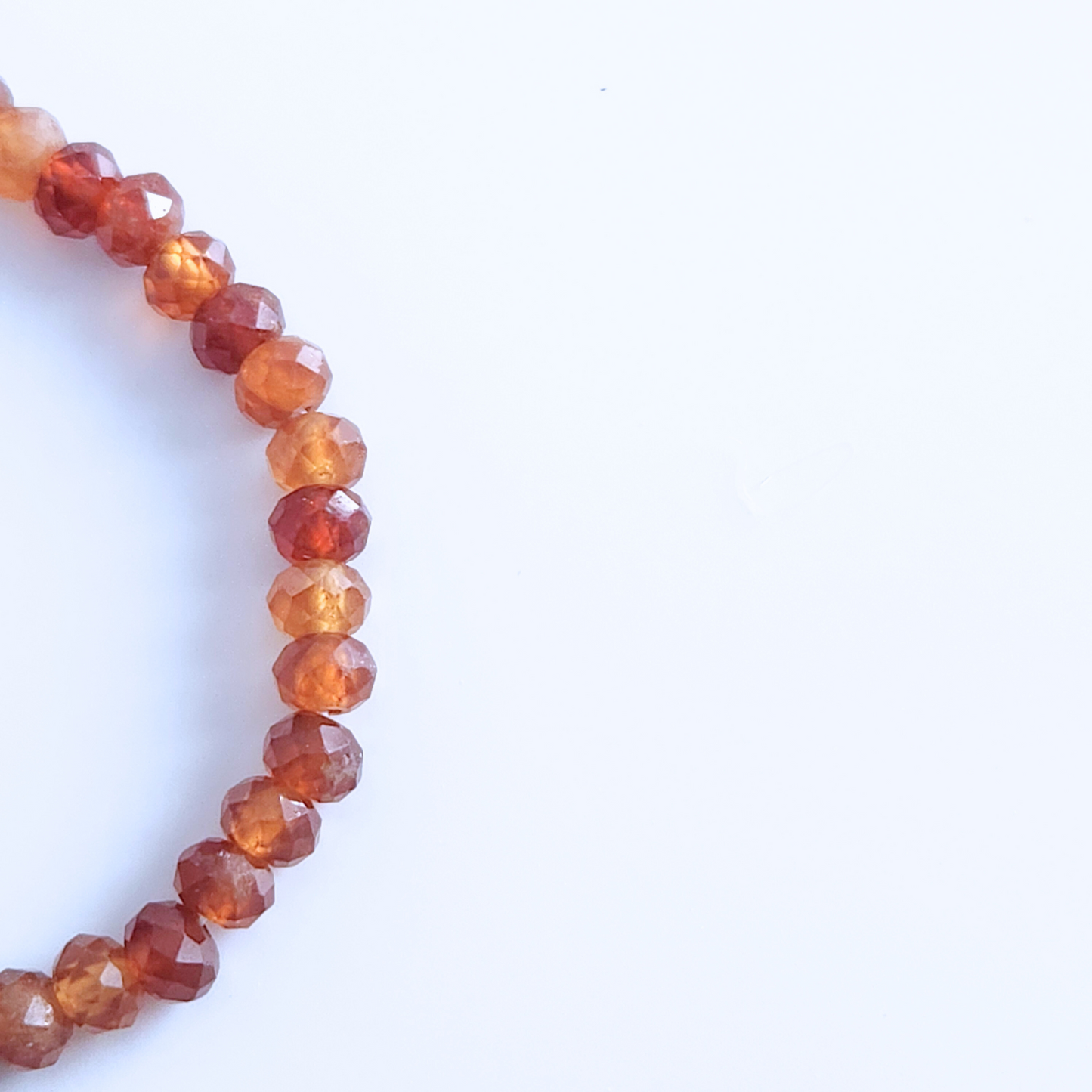 Bracelet pour femme en pierre naturelle de grenat hessonite.