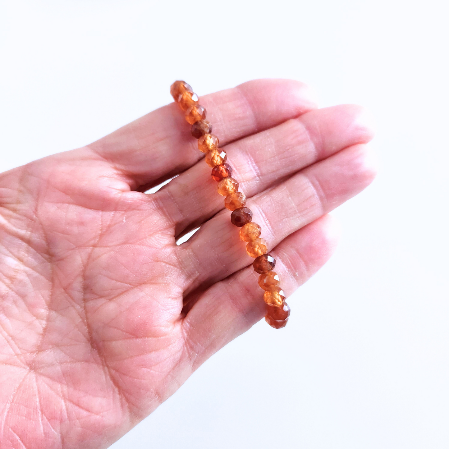 Bracelet pour femme en pierre naturelle de grenat hessonite.