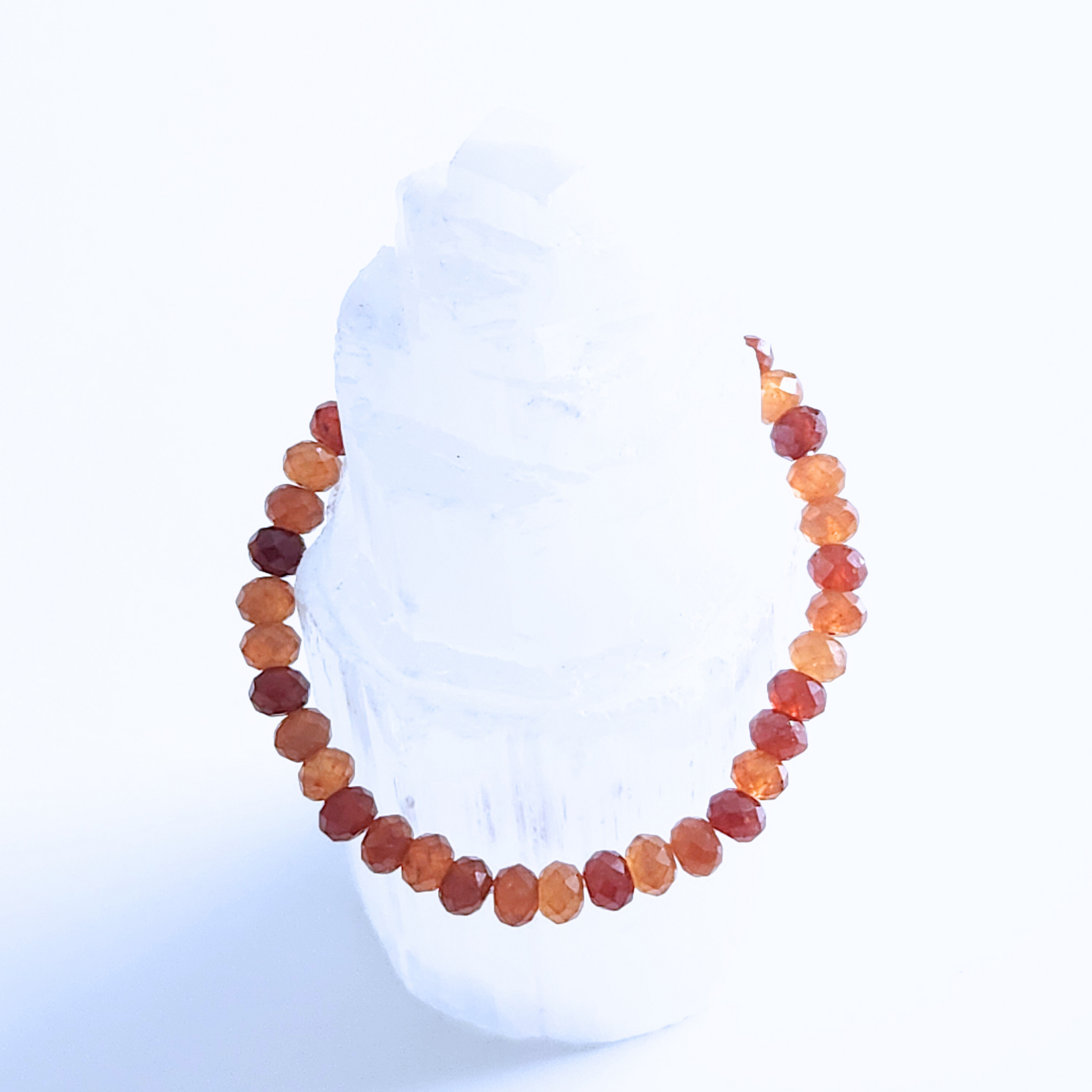 Bracelet pour femme en pierre naturelle de grenat hessonite.