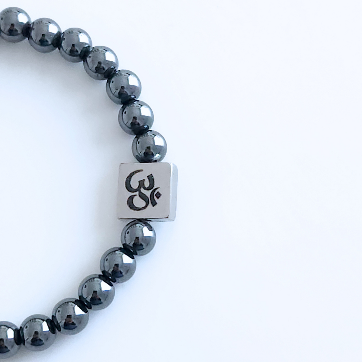 Bracelet pour homme en pierre naturelle d’hématite noire.