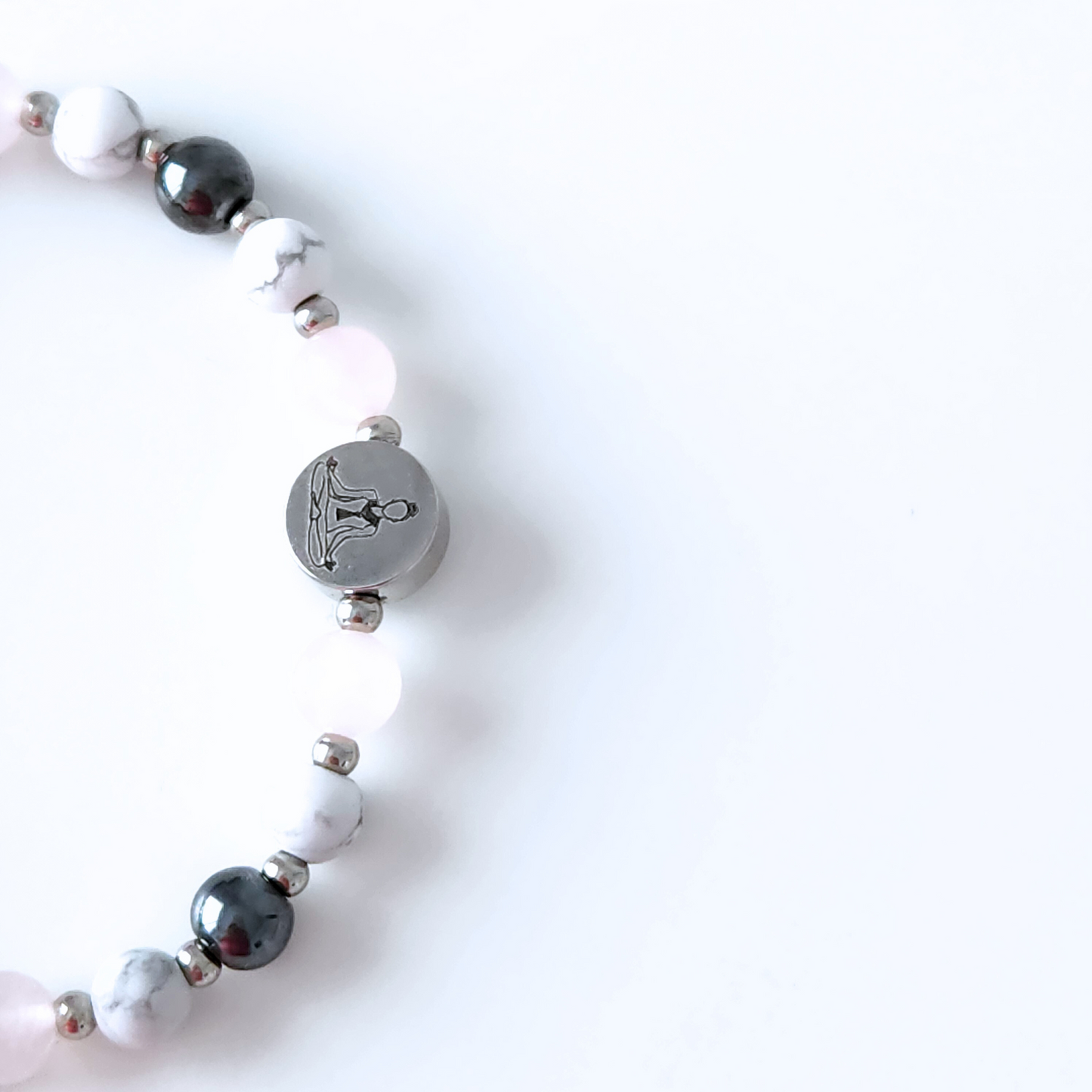 Bracelet en pierre naturelle d'hématite, howlite, jaspe gris et quartz rose.