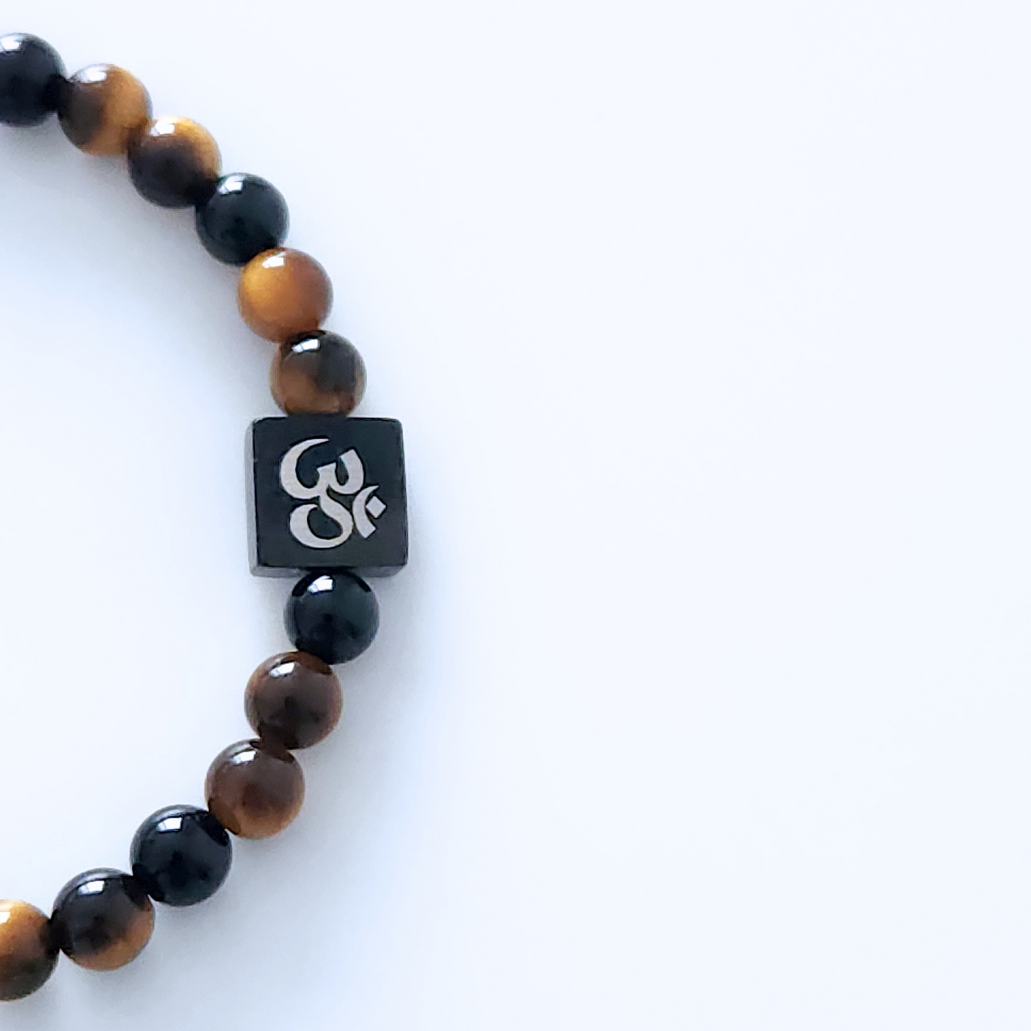 Bracelet pour homme en pierre naturelle d'oeil-de-tigre et d'onyx.