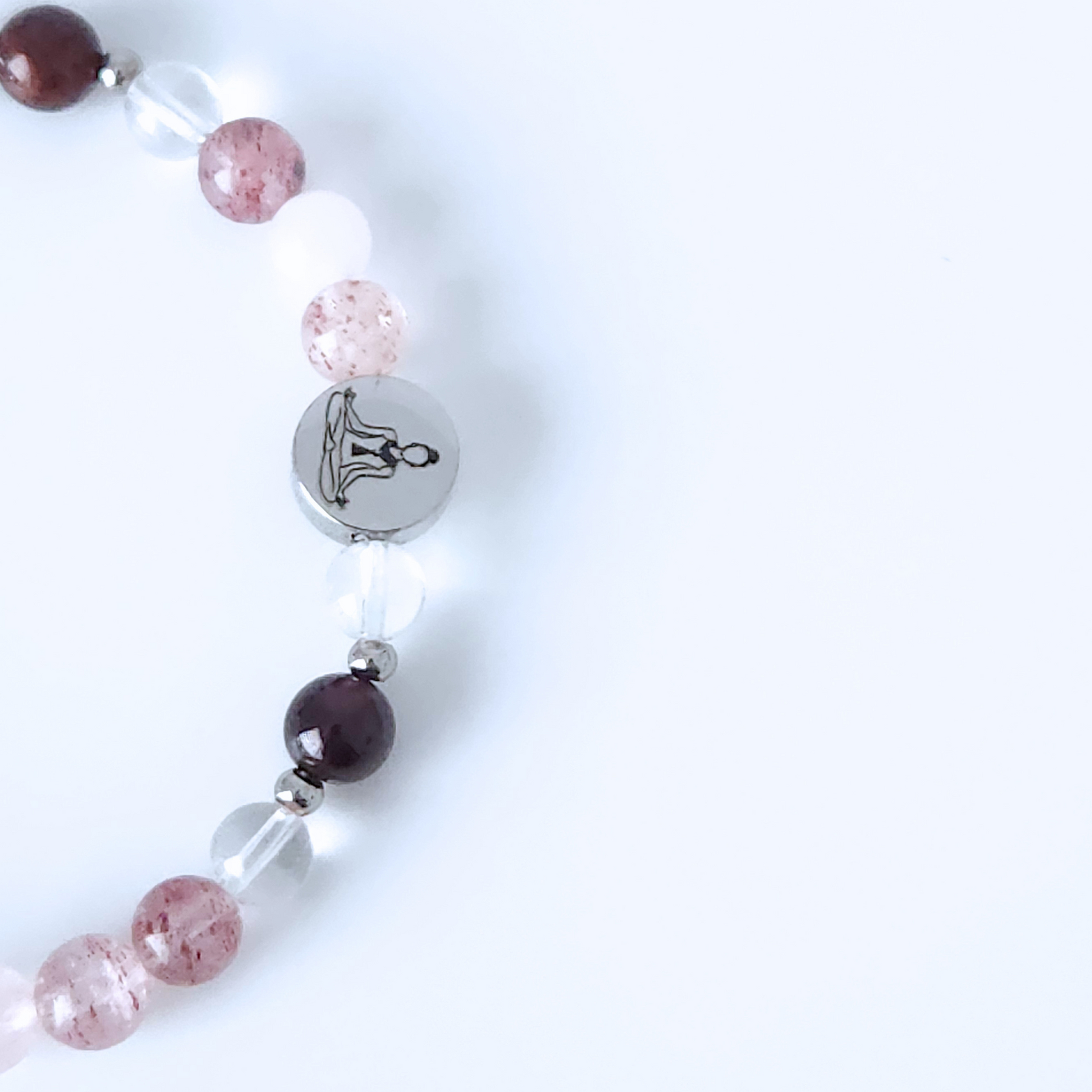 Bracelet pour femme en pierre naturelle de quartz fraise, grenat rouge, quartz clair et quartz rose.