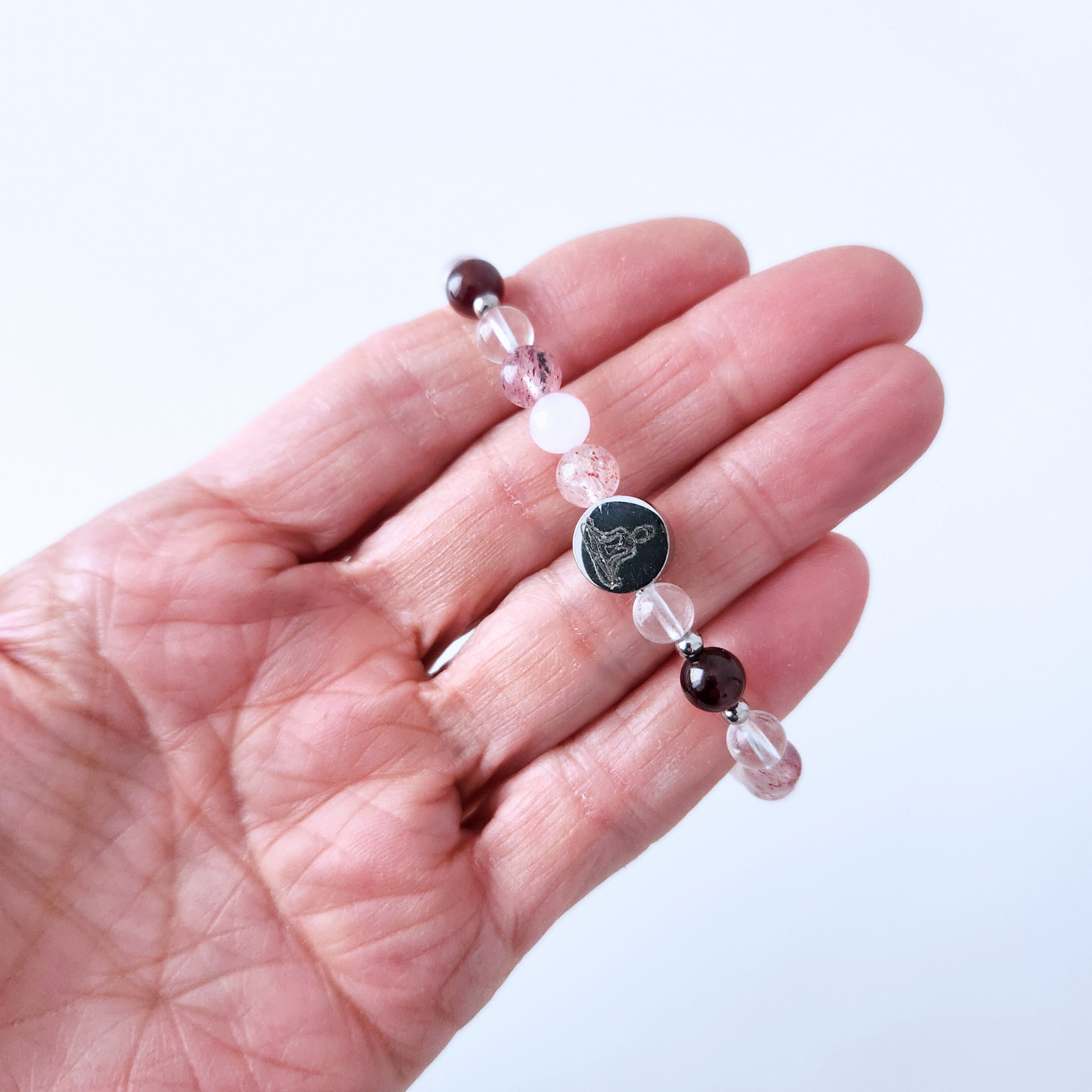 Bracelet pour femme en pierre naturelle de quartz fraise, grenat rouge, quartz clair et quartz rose.