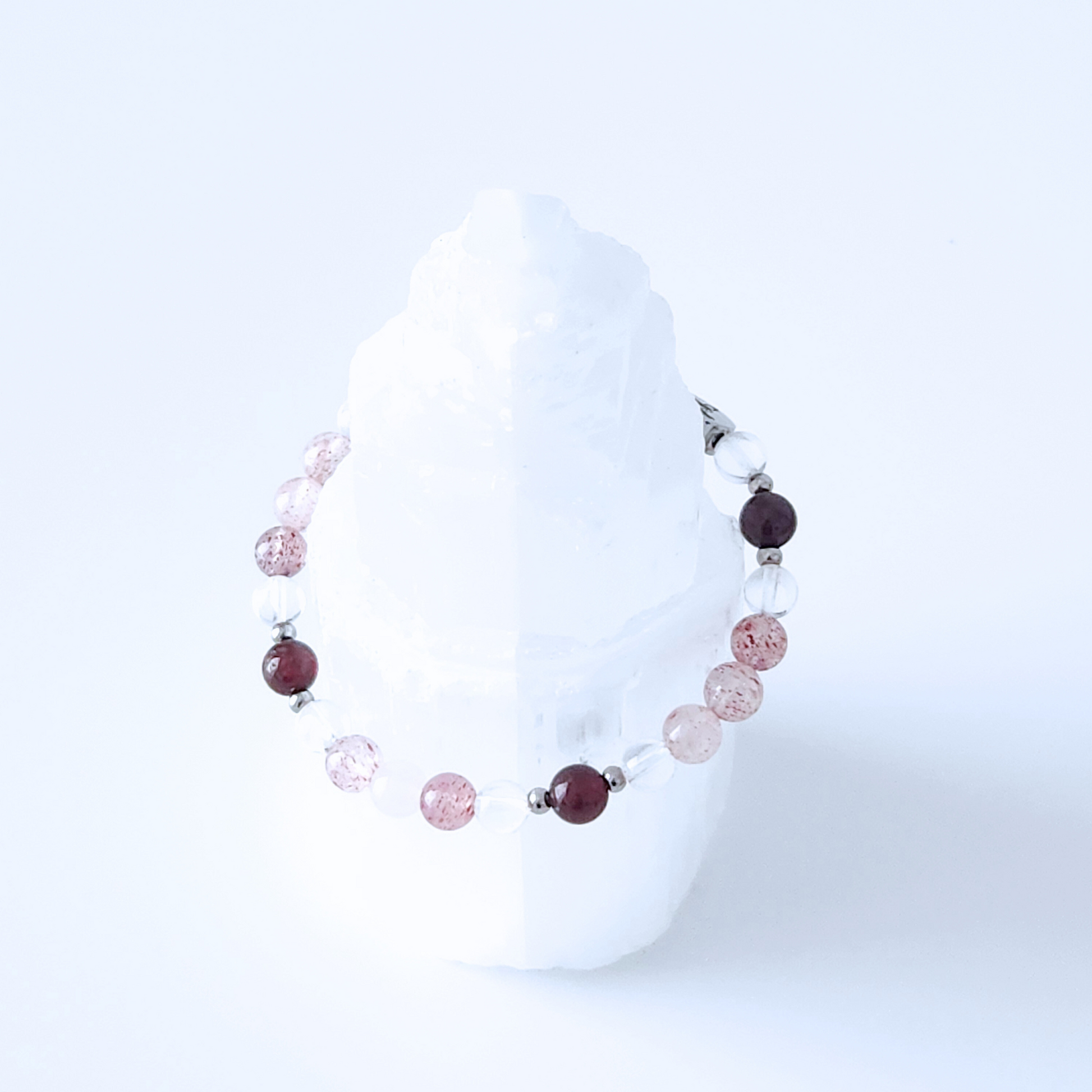 Bracelet pour femme en pierre naturelle de quartz fraise, grenat rouge, quartz clair et quartz rose.
