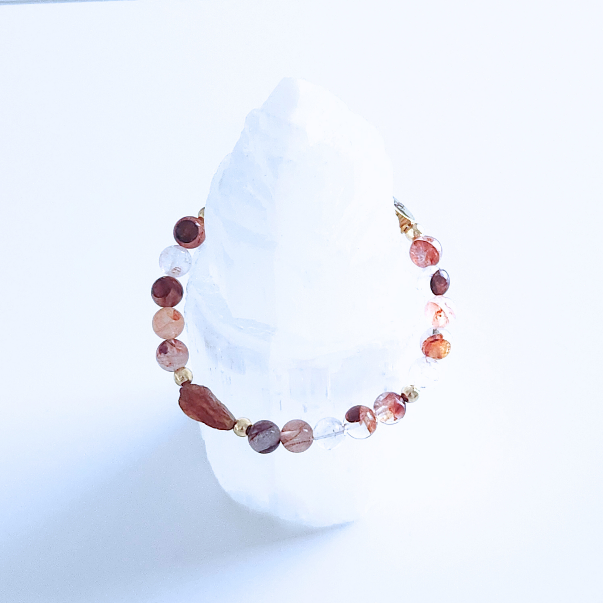 Bracelet en pierre naturelle de quartz hématoïde et grenat d'héssonite.