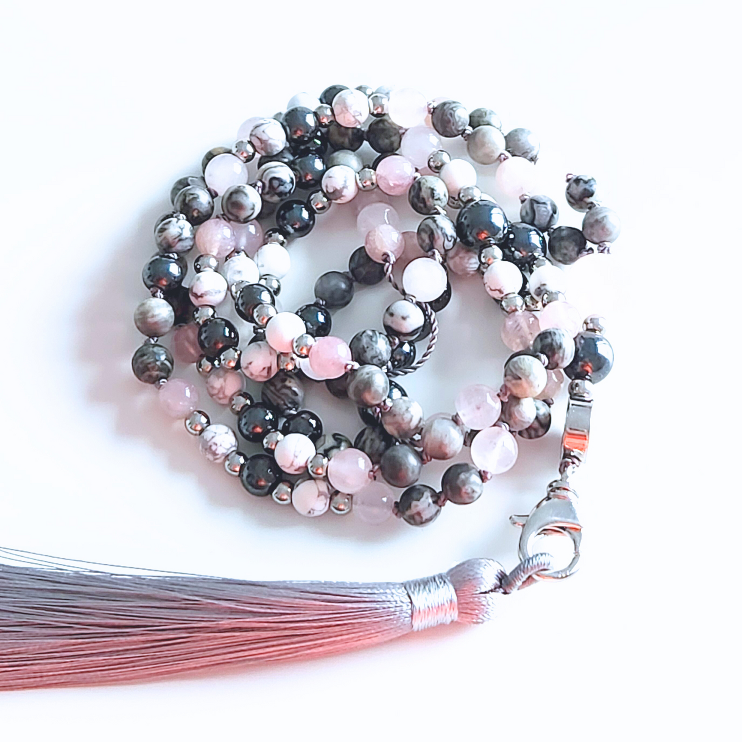 Mala en pierre naturelle d’hématite, howlite, jaspe gris et quartz rose.