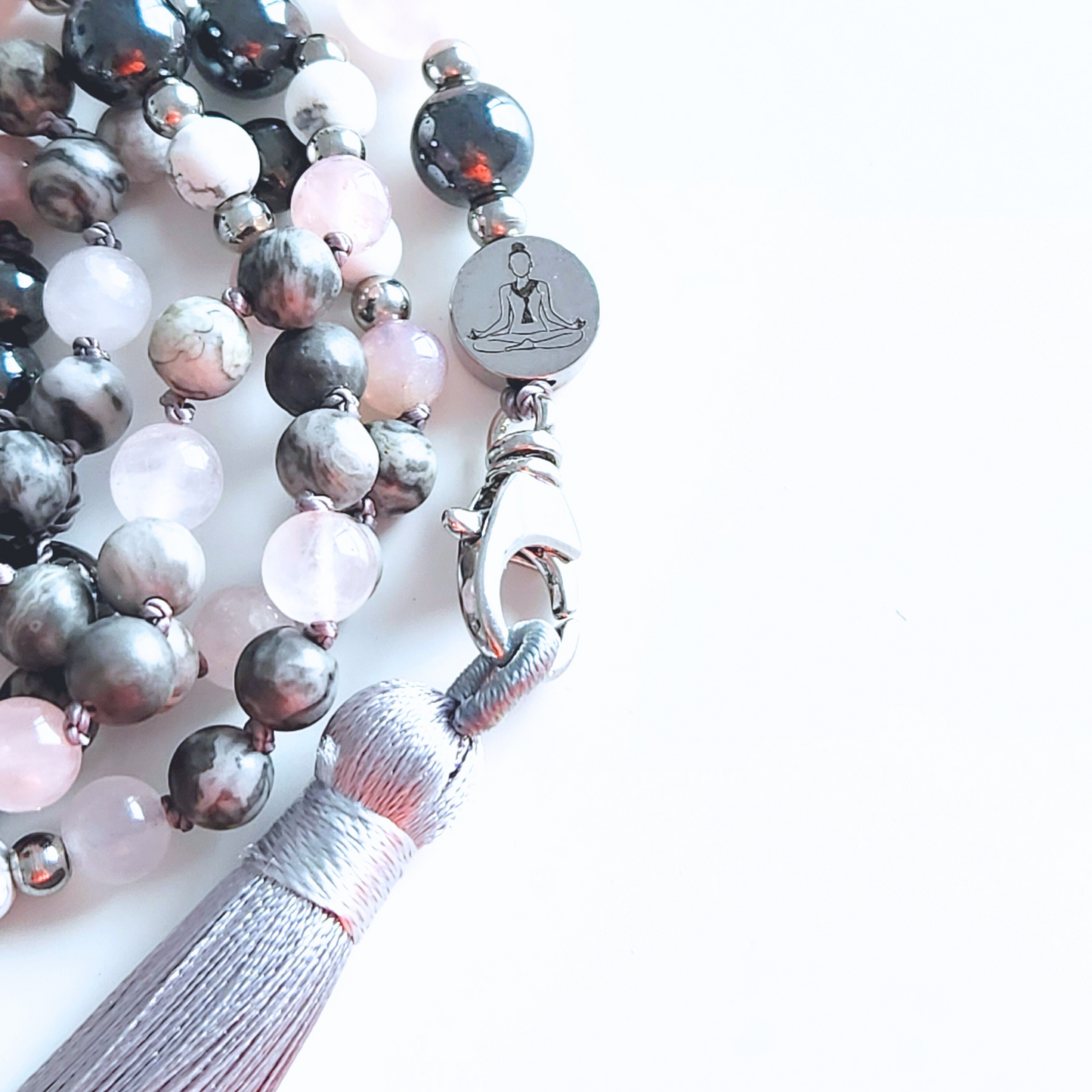 Mala en pierre naturelle d’hématite, howlite, jaspe gris et quartz rose.