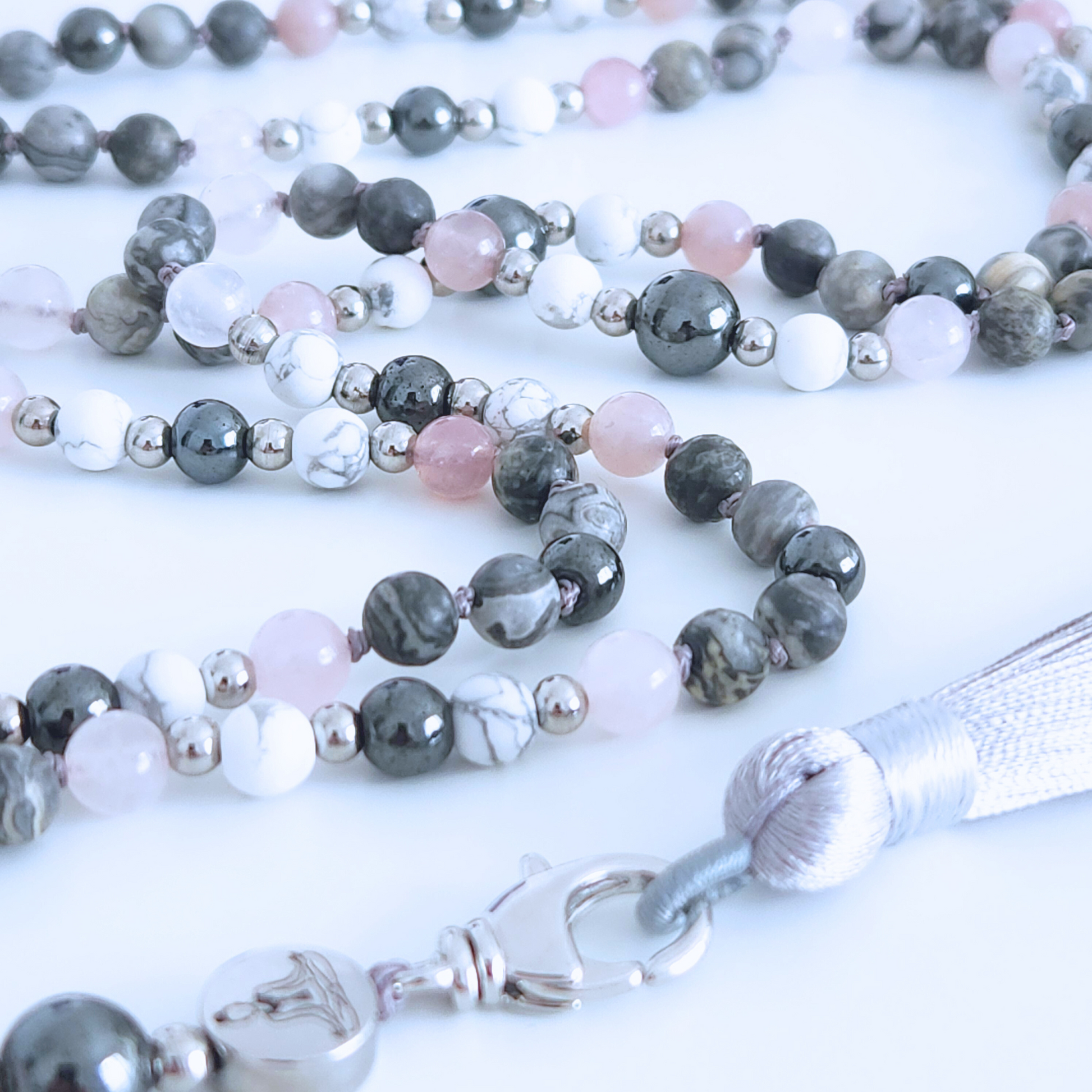 Mala en pierre naturelle d’hématite, howlite, jaspe gris et quartz rose.