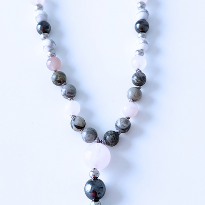 Mala en pierre naturelle d’hématite, howlite, jaspe gris et quartz rose.