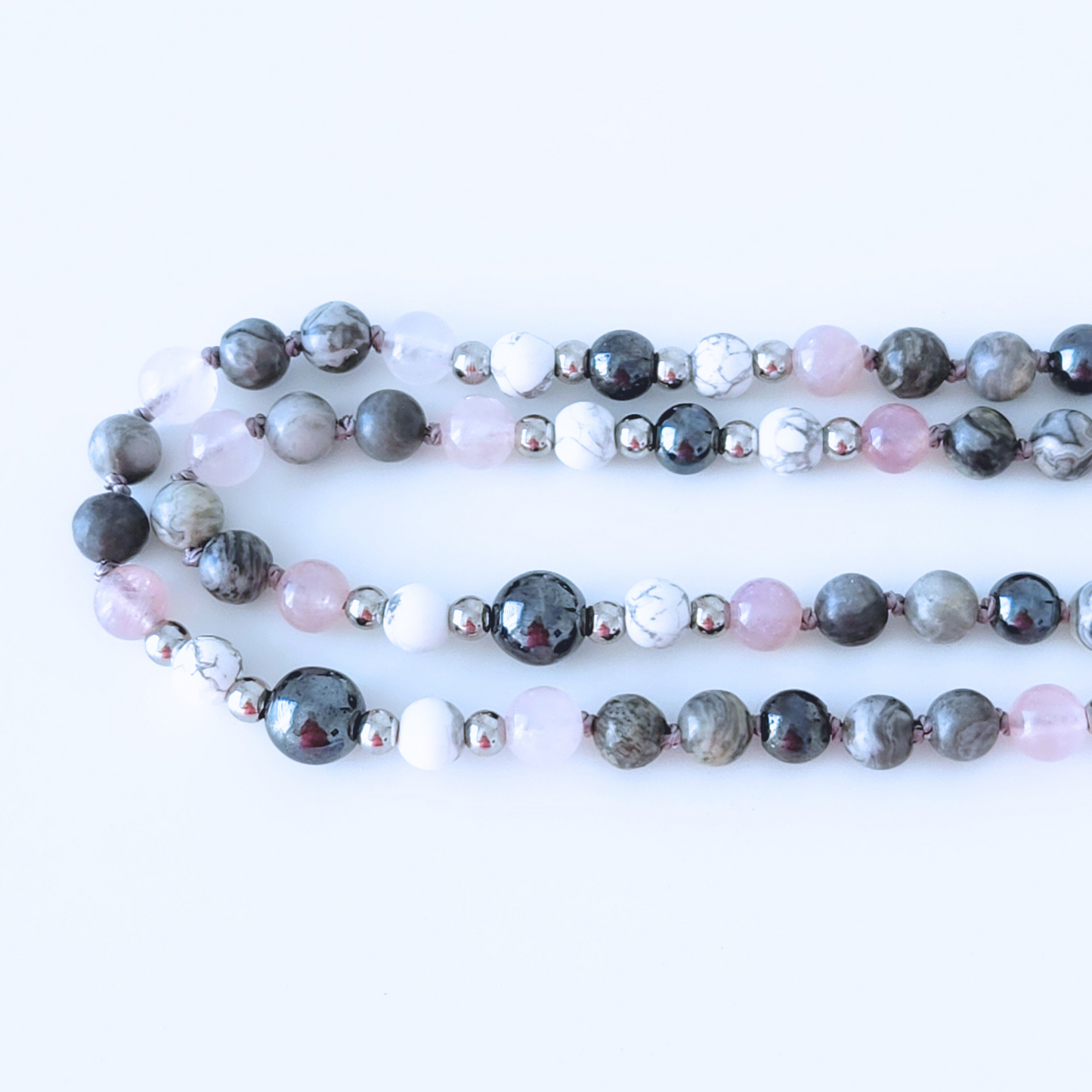 Mala en pierre naturelle d’hématite, howlite, jaspe gris et quartz rose.