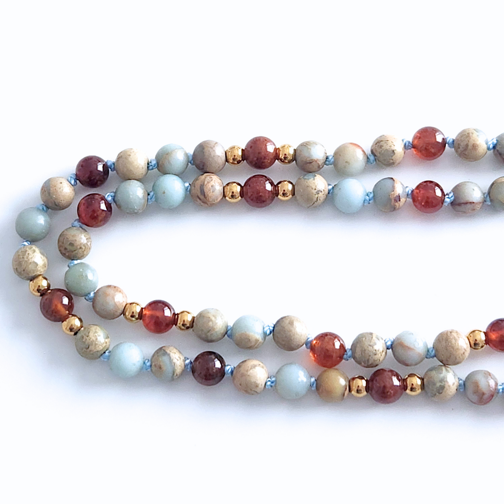 Mala en pierre naturelle de jaspe impérial et de grenat héssonite.