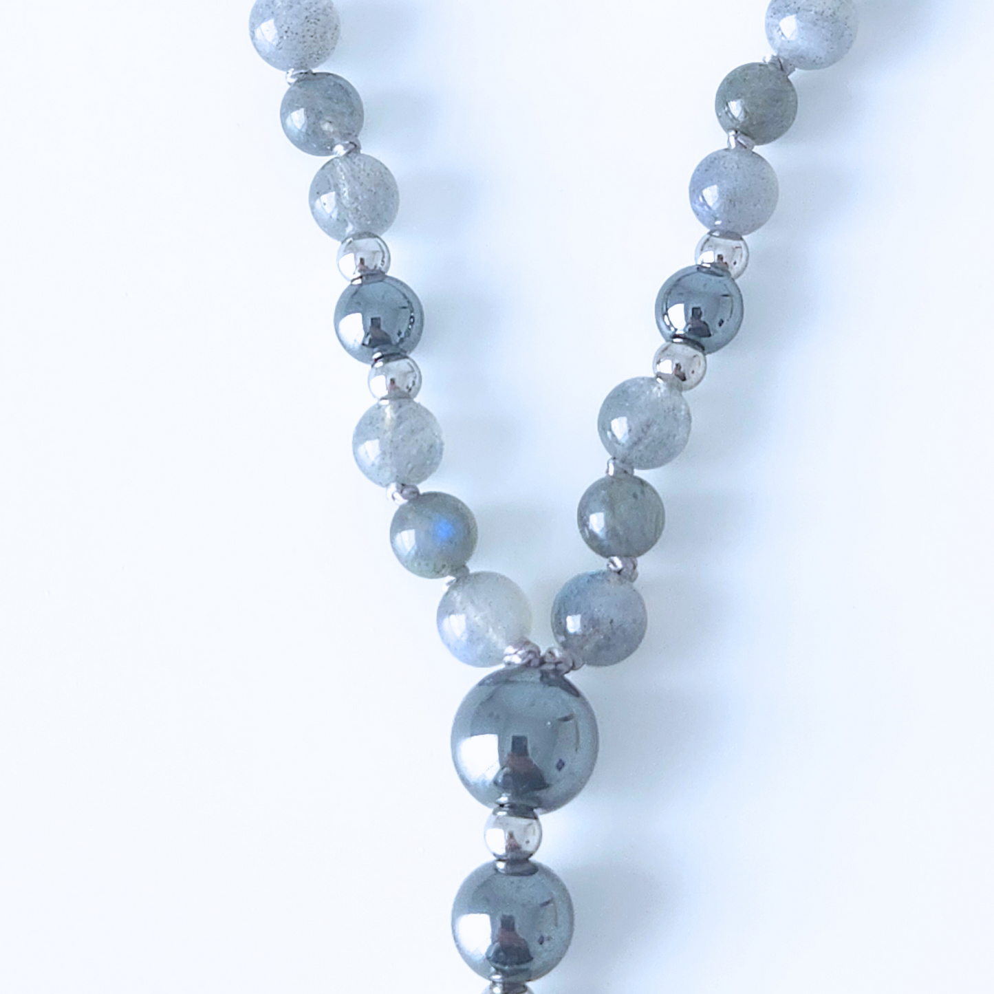 Mala en pierre naturelle d'hématite et labradorite avec un gland (tassel).