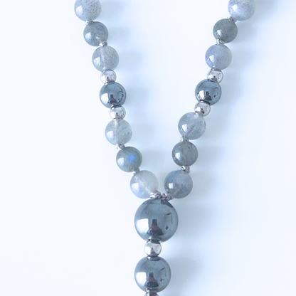 Mala en pierre naturelle d'hématite et labradorite avec un gland (tassel).