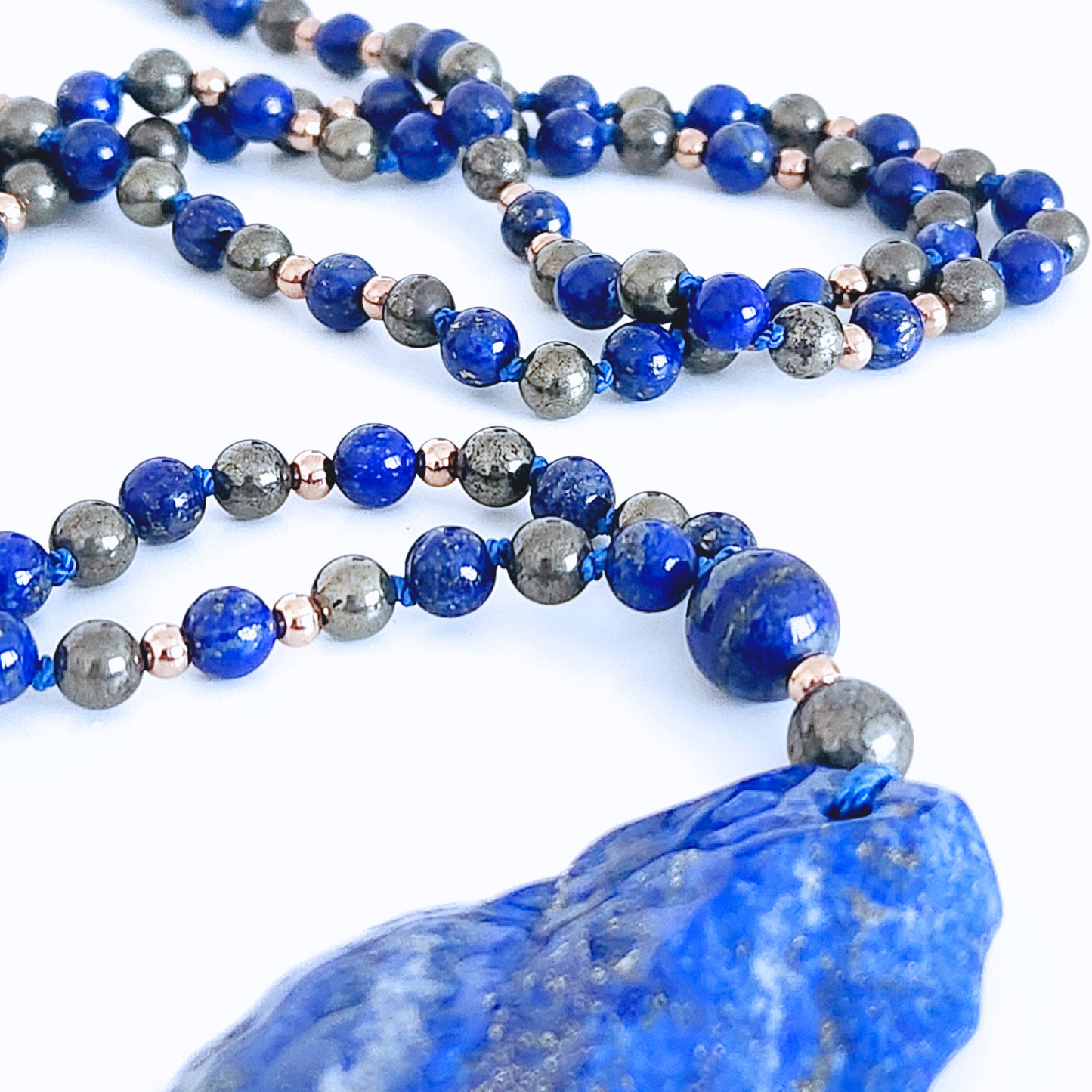 Mala en pierre naturelle de lapis lazuli et de pyrite.