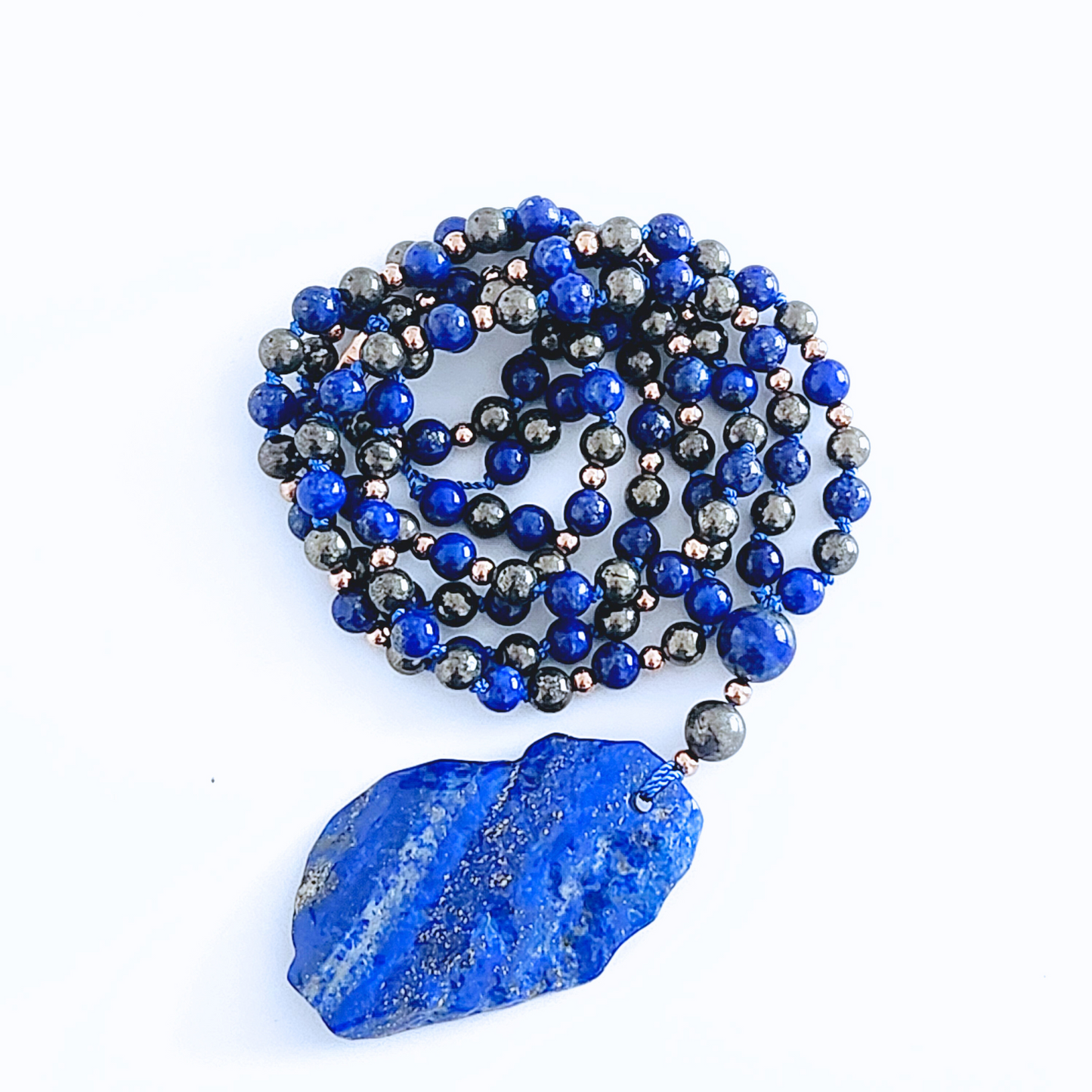 Mala en pierre naturelle de lapis lazuli et de pyrite.