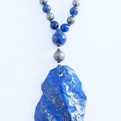 Mala en pierre naturelle de lapis lazuli et de pyrite.