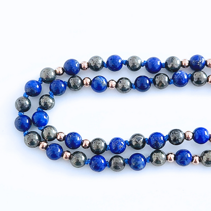 Mala en pierre naturelle de lapis lazuli et de pyrite.