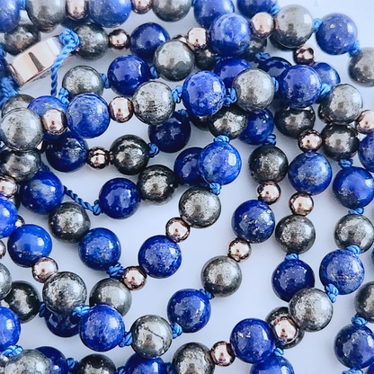 Mala en pierre naturelle de lapis lazuli et de pyrite.