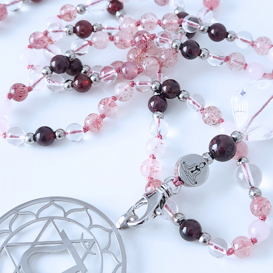 Mala en pierre naturelle de grenat rouge, quartz clair, quartz fraise et quartz rose.