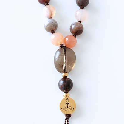 Mini mala de poche en pierre naturelle d’agate fleur de cerisier, bois fossilisé et quartz fumé. 