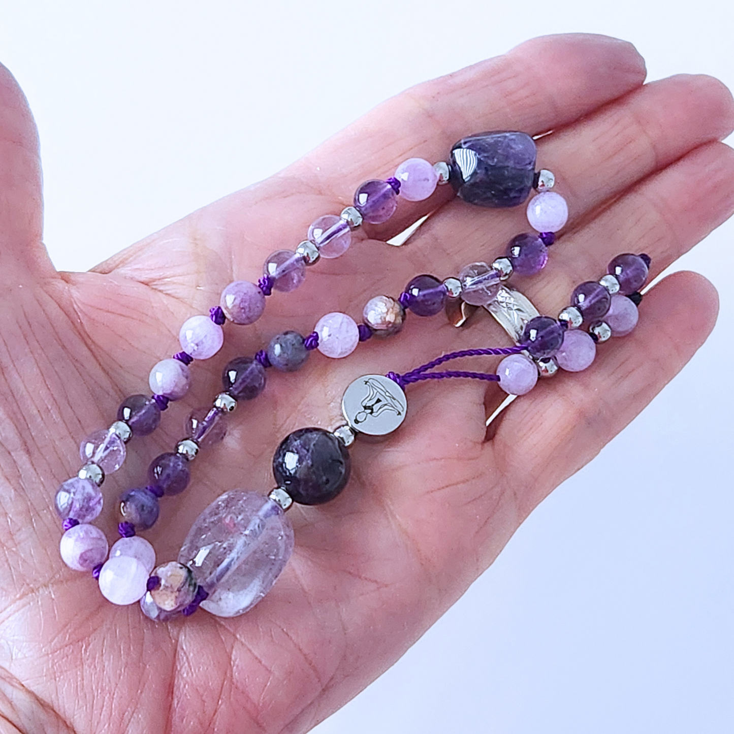 Mini mala de poche en pierre naturelle de charoïte, améthyste et kunzite.