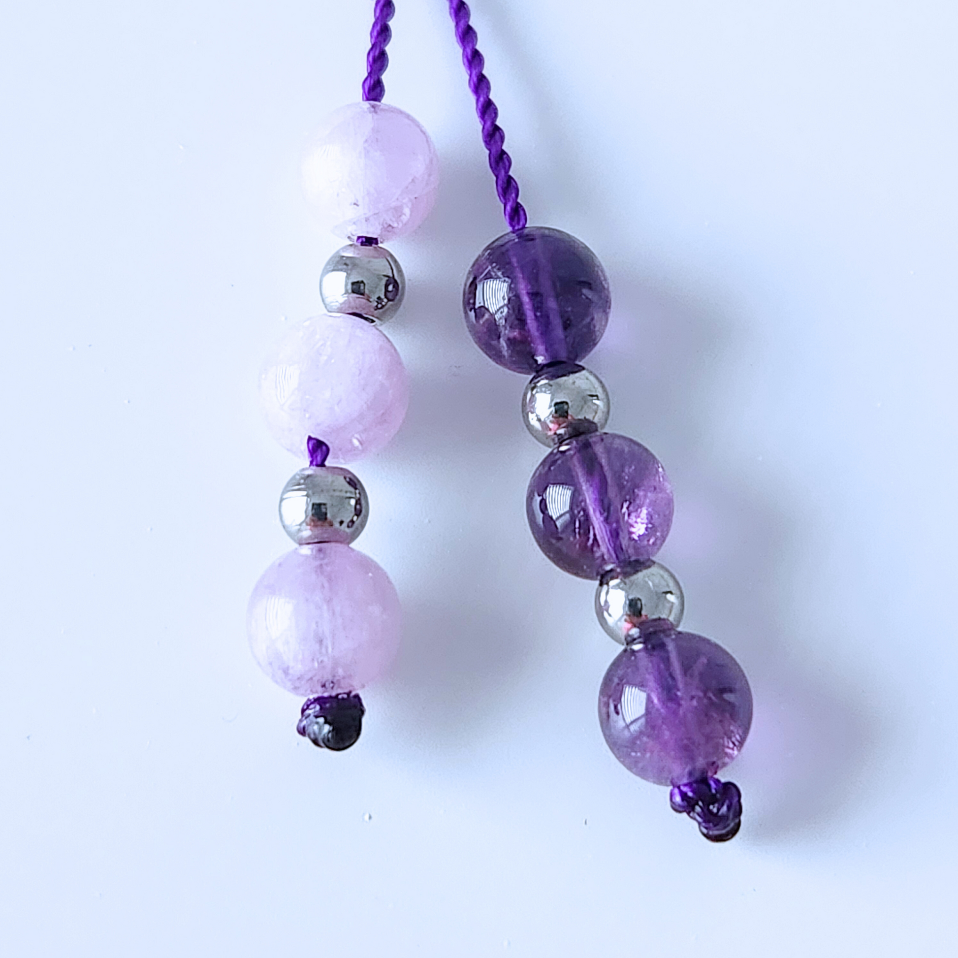 Mini mala de poche en pierre naturelle de charoïte, améthyste et kunzite.