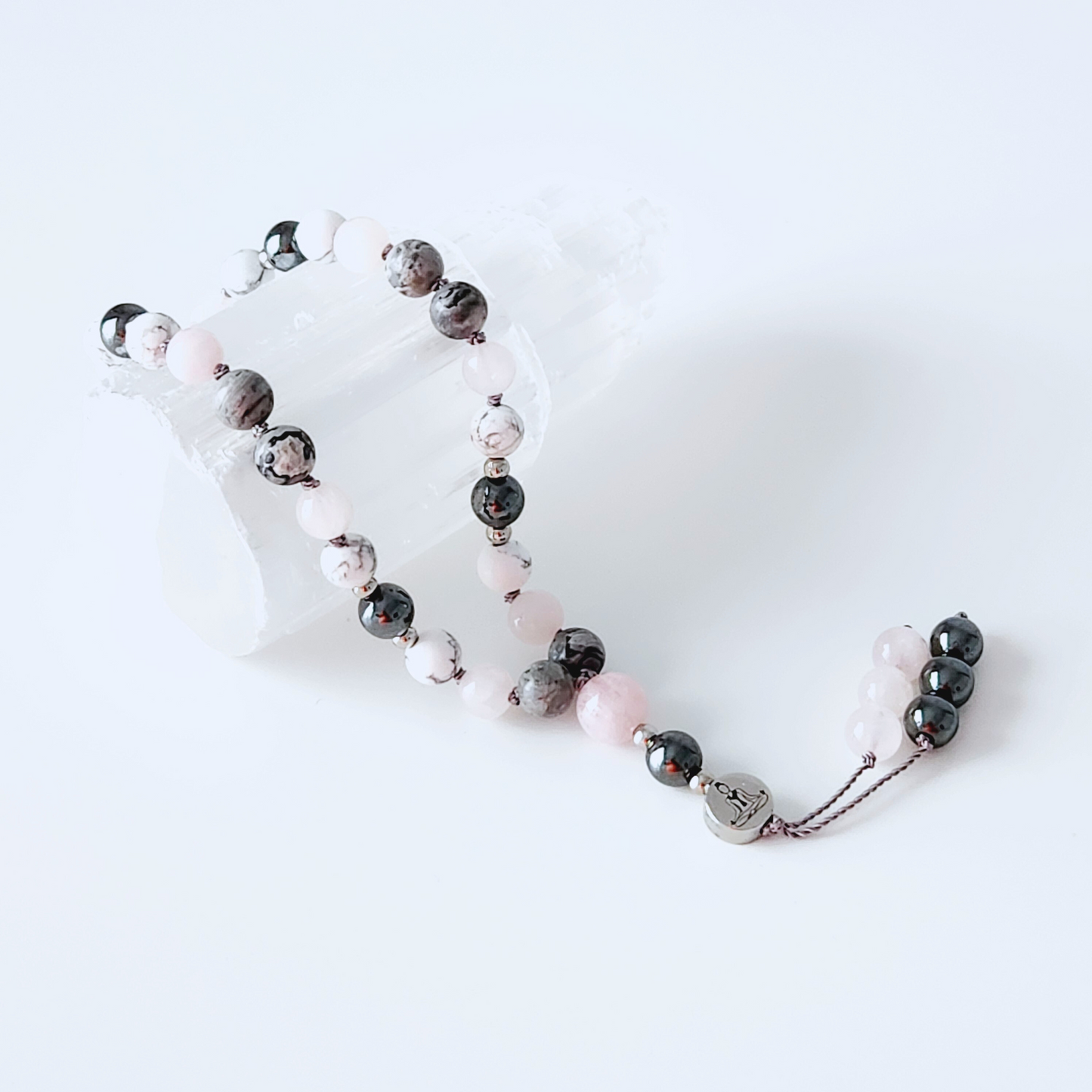 Mini mala de poche en pierre naturelle de jaspe gris, hématite, howlite et quartz rose.