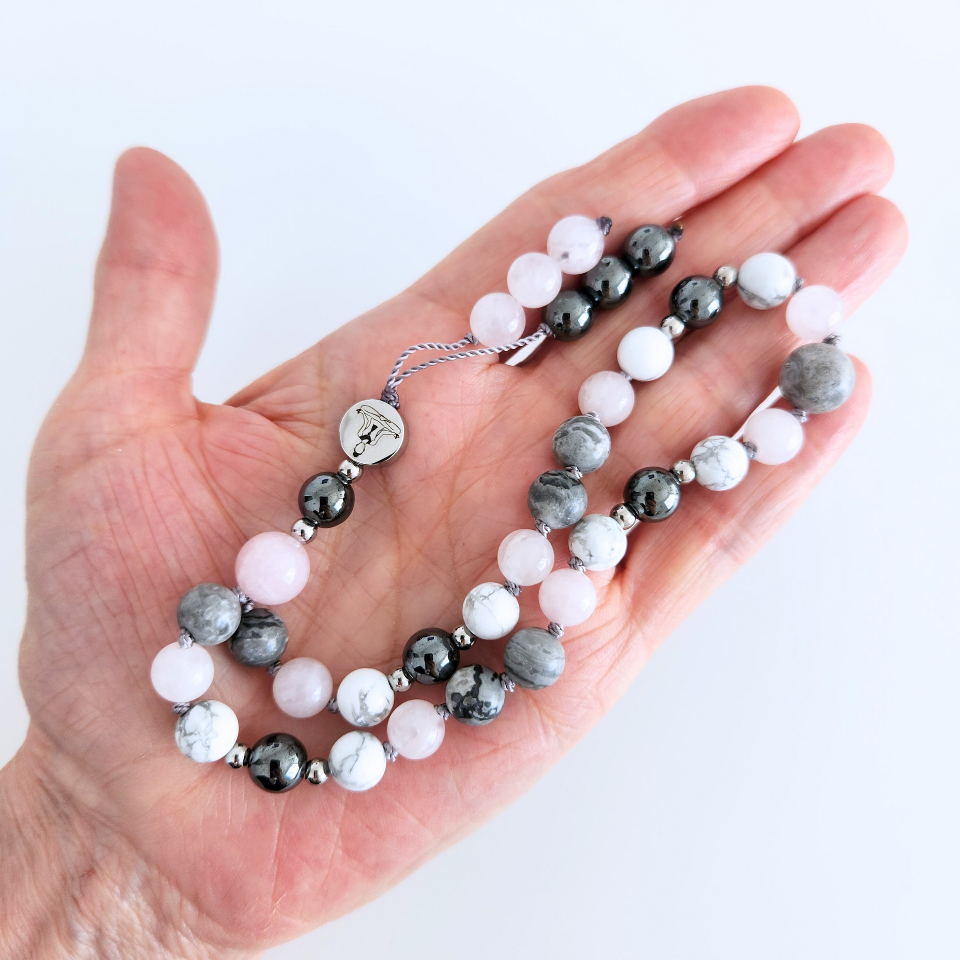 Mini mala de poche en pierre naturelle de jaspe gris, hématite, howlite et quartz rose.