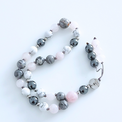 Mini mala de poche en pierre naturelle de jaspe gris, hématite, howlite et quartz rose.