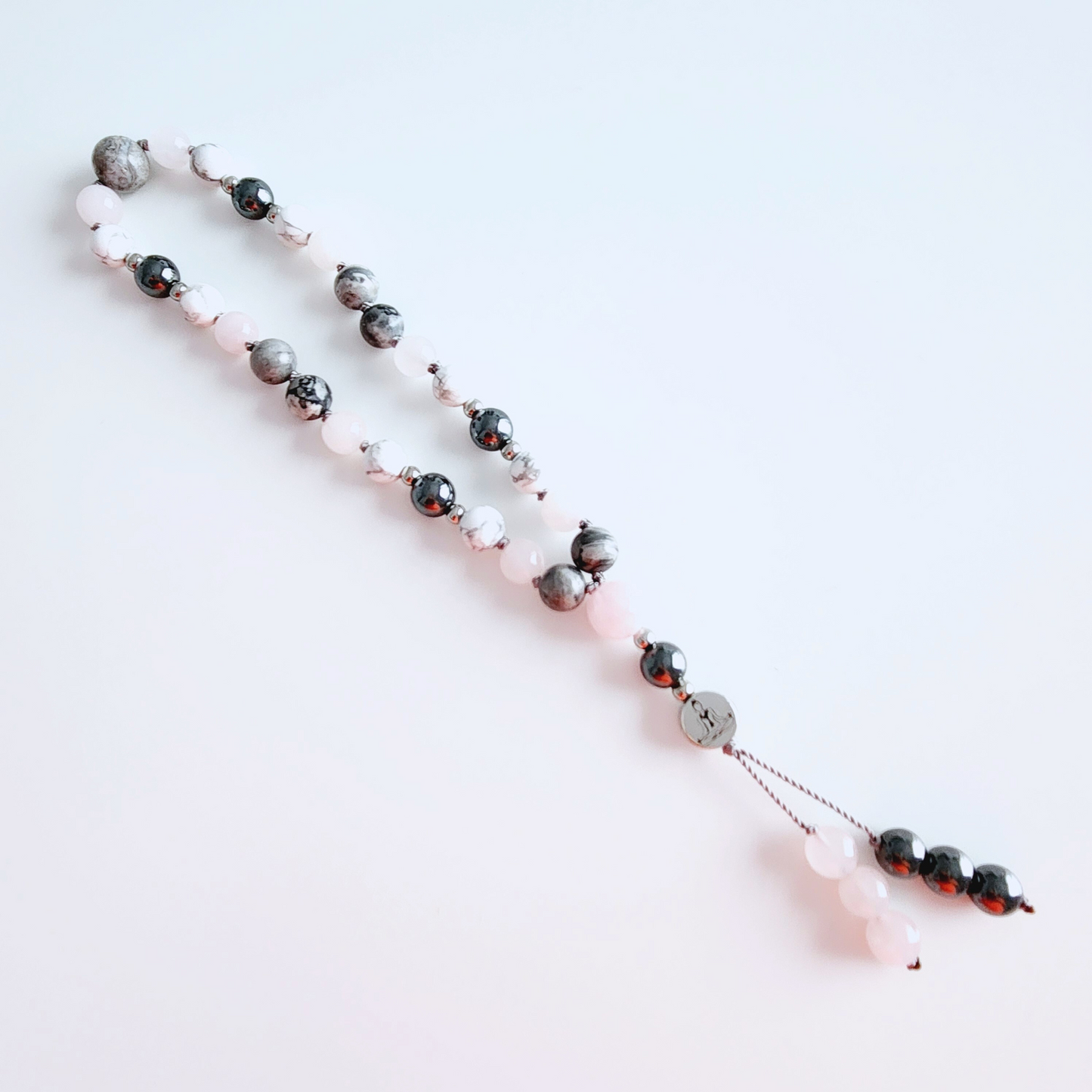 Mini mala de poche en pierre naturelle de jaspe gris, hématite, howlite et quartz rose.