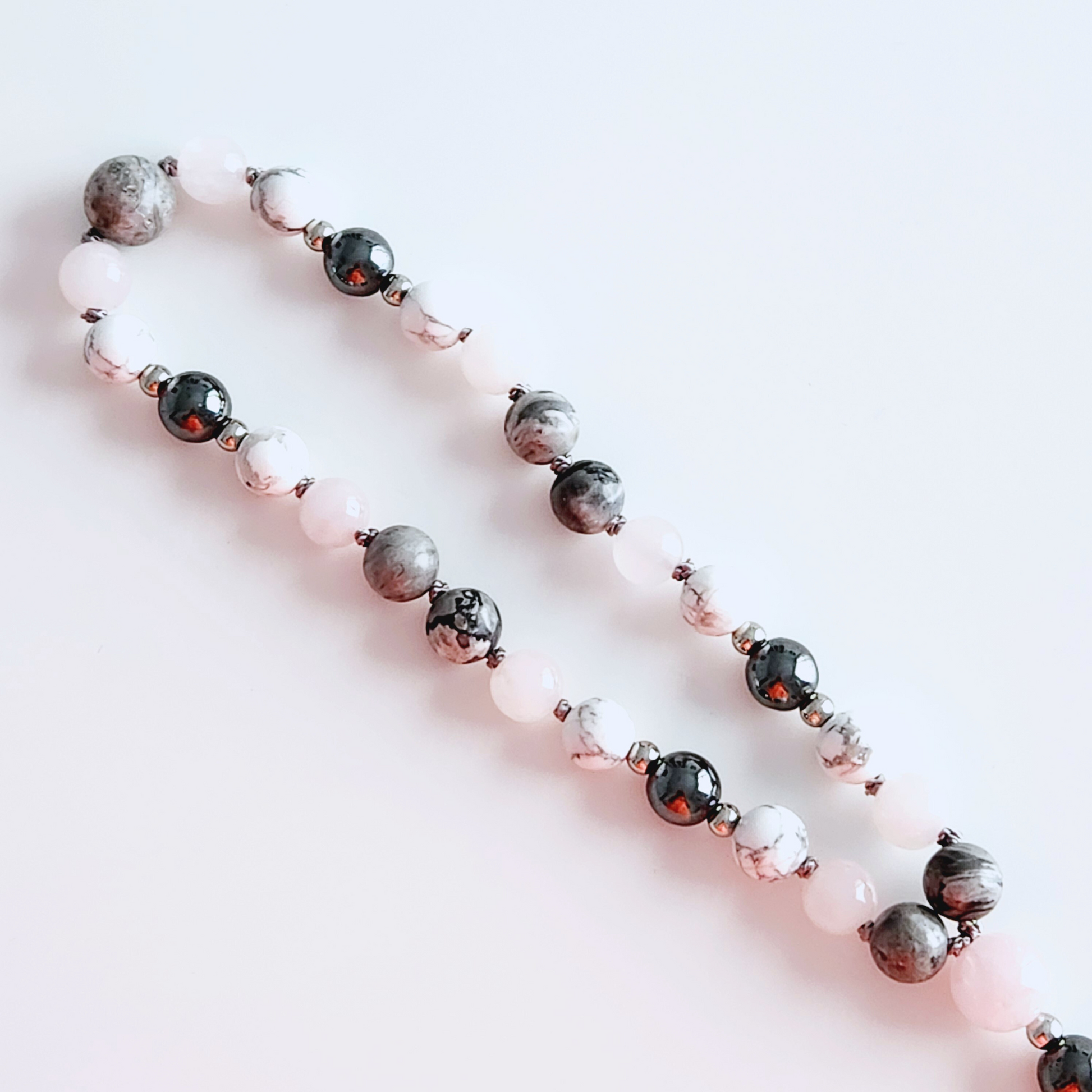 Mini mala de poche en pierre naturelle de jaspe gris, hématite, howlite et quartz rose.