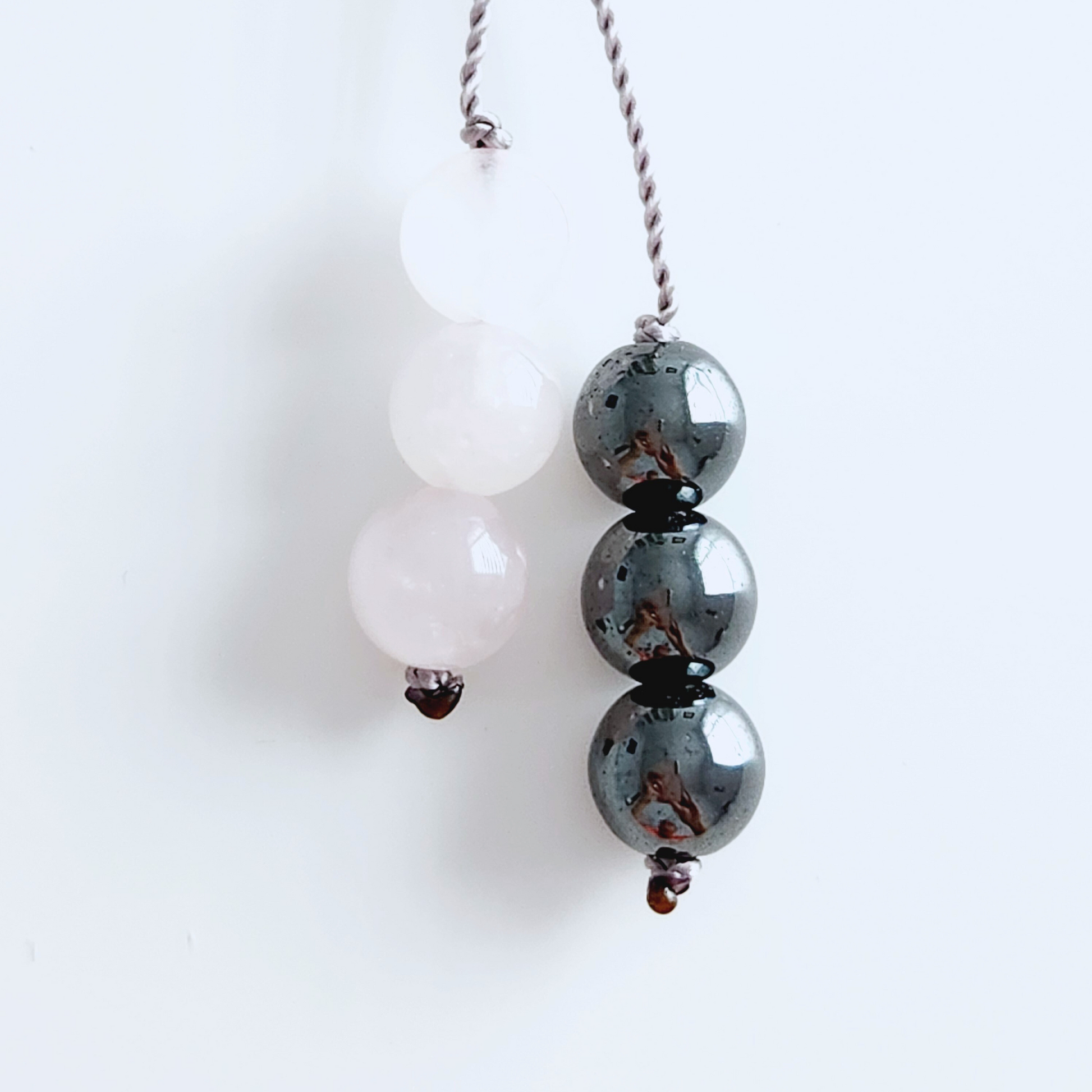 Mini mala de poche en pierre naturelle de jaspe gris, hématite, howlite et quartz rose.