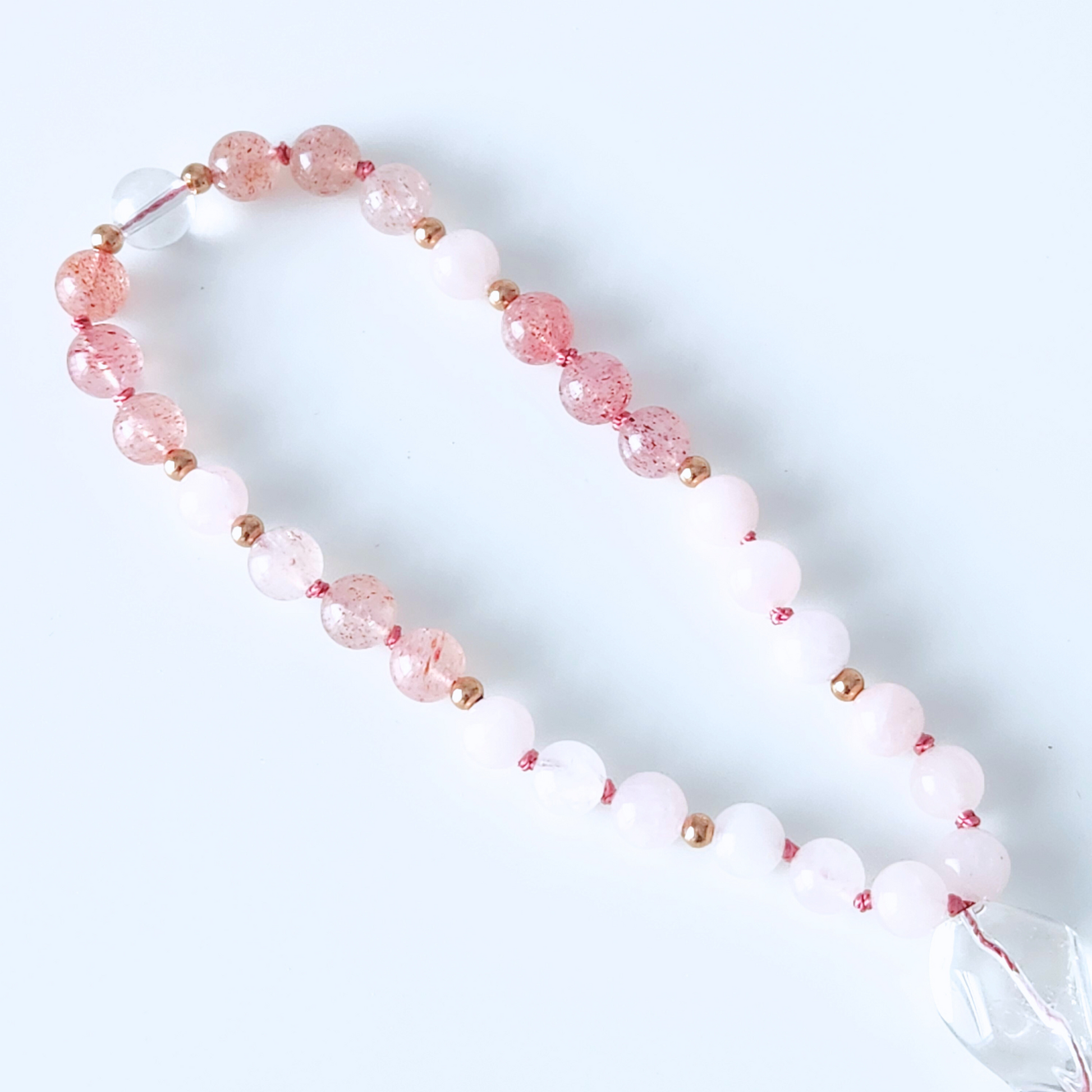 Mala en pierre naturelle de quartz rose, quartz fraise de lépidocrocite et quartz clair.