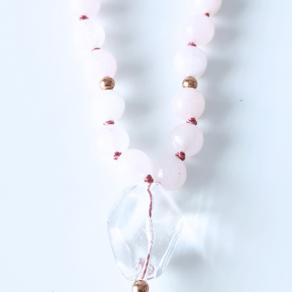 Mala en pierre naturelle de quartz rose, quartz fraise de lépidocrocite et quartz clair.