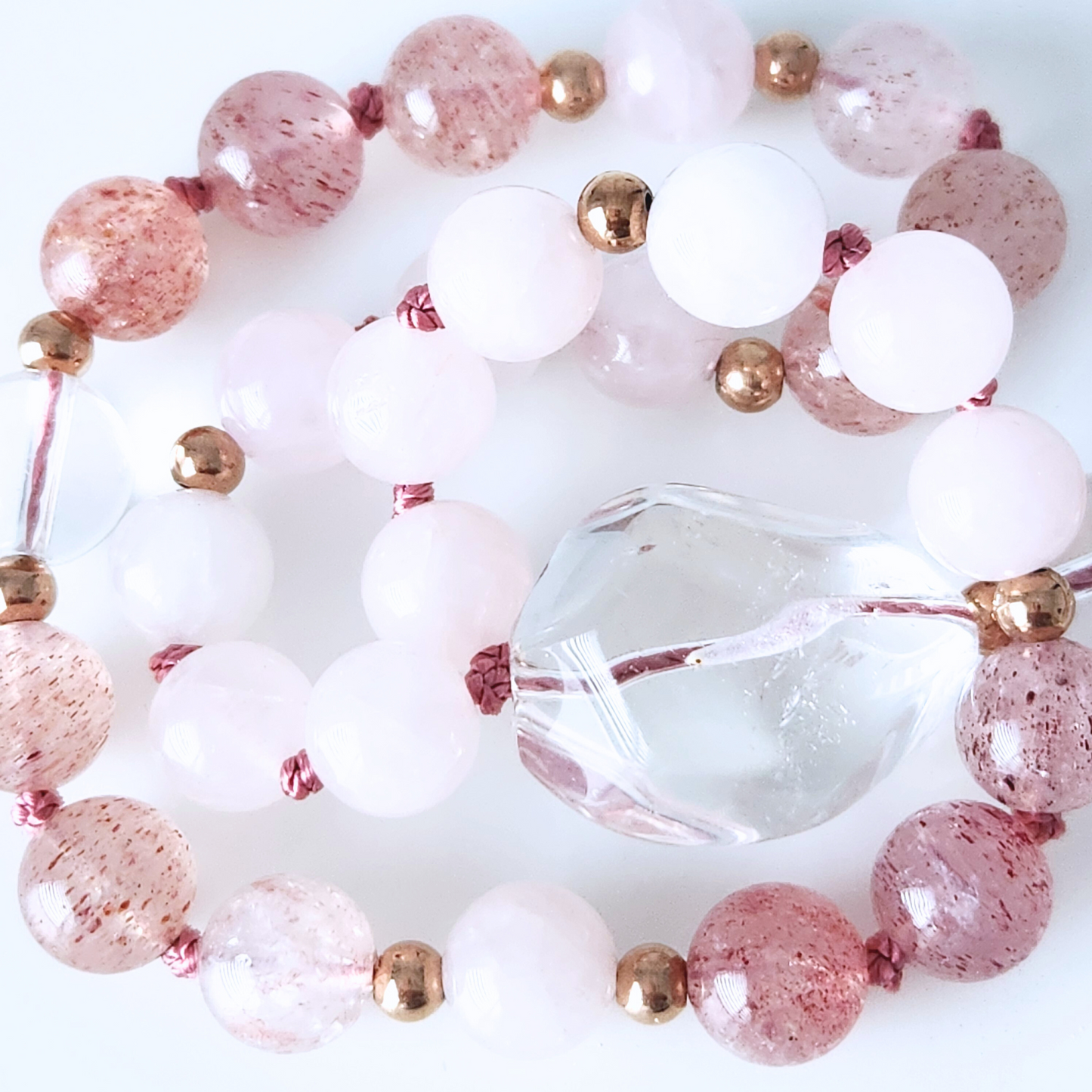 Mala en pierre naturelle de quartz rose, quartz fraise de lépidocrocite et quartz clair.