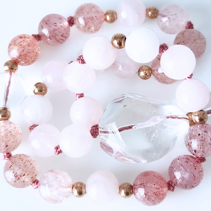 Mala en pierre naturelle de quartz rose, quartz fraise de lépidocrocite et quartz clair.