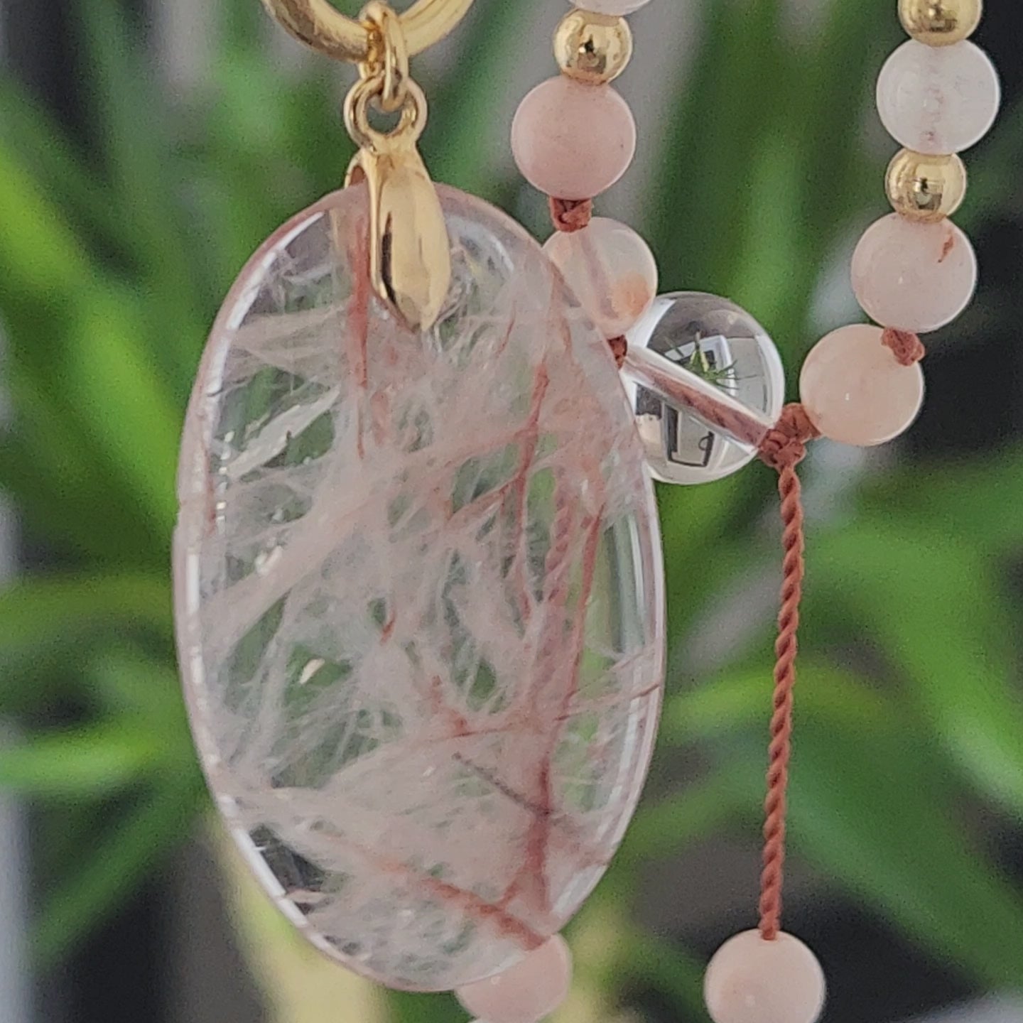 Vidéo du mala en pierre naturelle d'agate fleur de cerisier, pierre de lune et quartz clair.
