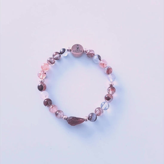 Vidéo du bracelet pour femme en pierre naturelle de quartz hématoïde et grenat d'héssonite.