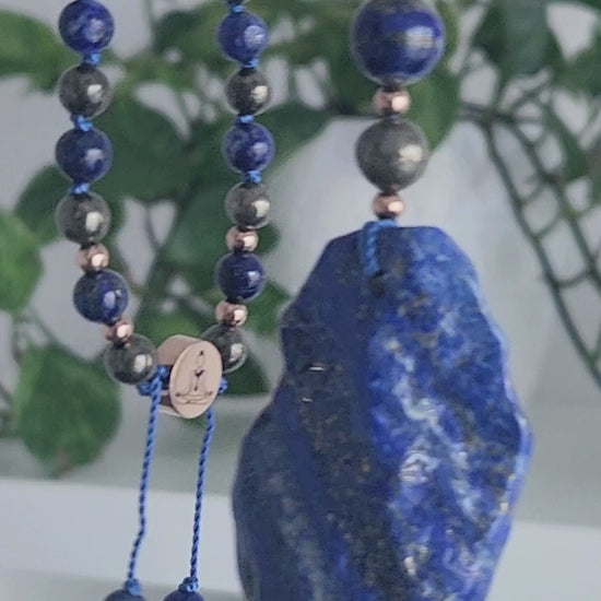 Vidéo du mala en pierre naturelle de lapis lazuli et de pyrite.