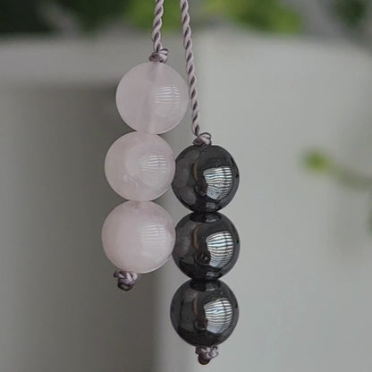 Vidéo du mini mala de poche en pierre naturelle de jaspe gris, hématite, howlite et quartz rose.