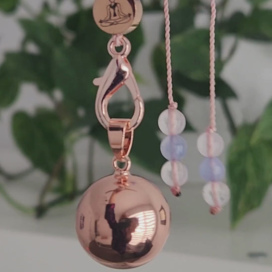 Vidéo du mala bola de grossesse de 108 perles en pierre naturelle de quartz rose, aigue marine, pierre de lune et quartz clair de 6 mm pour future maman.