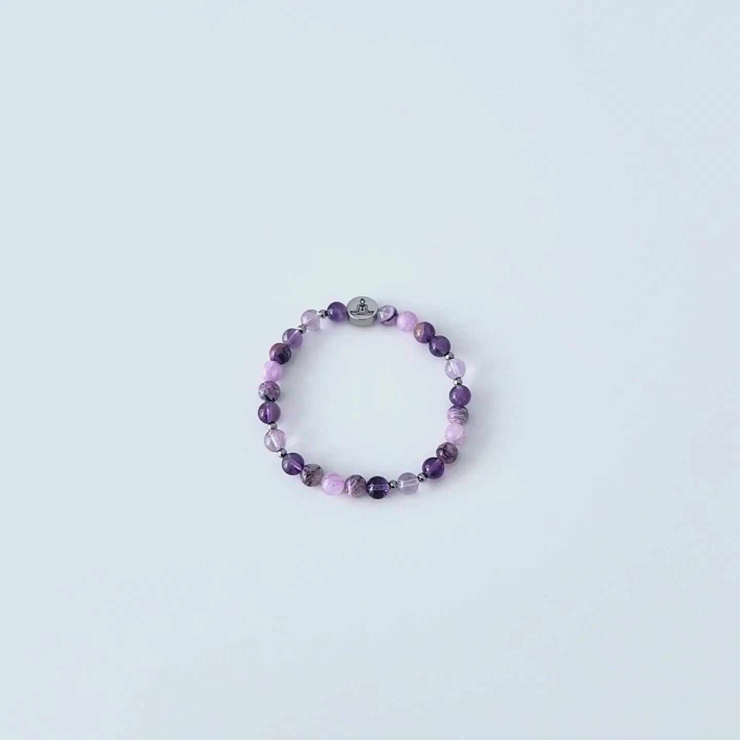 Vidéo du bracelet en pierre naturelle d’améthyste, charoïte et kunzite.