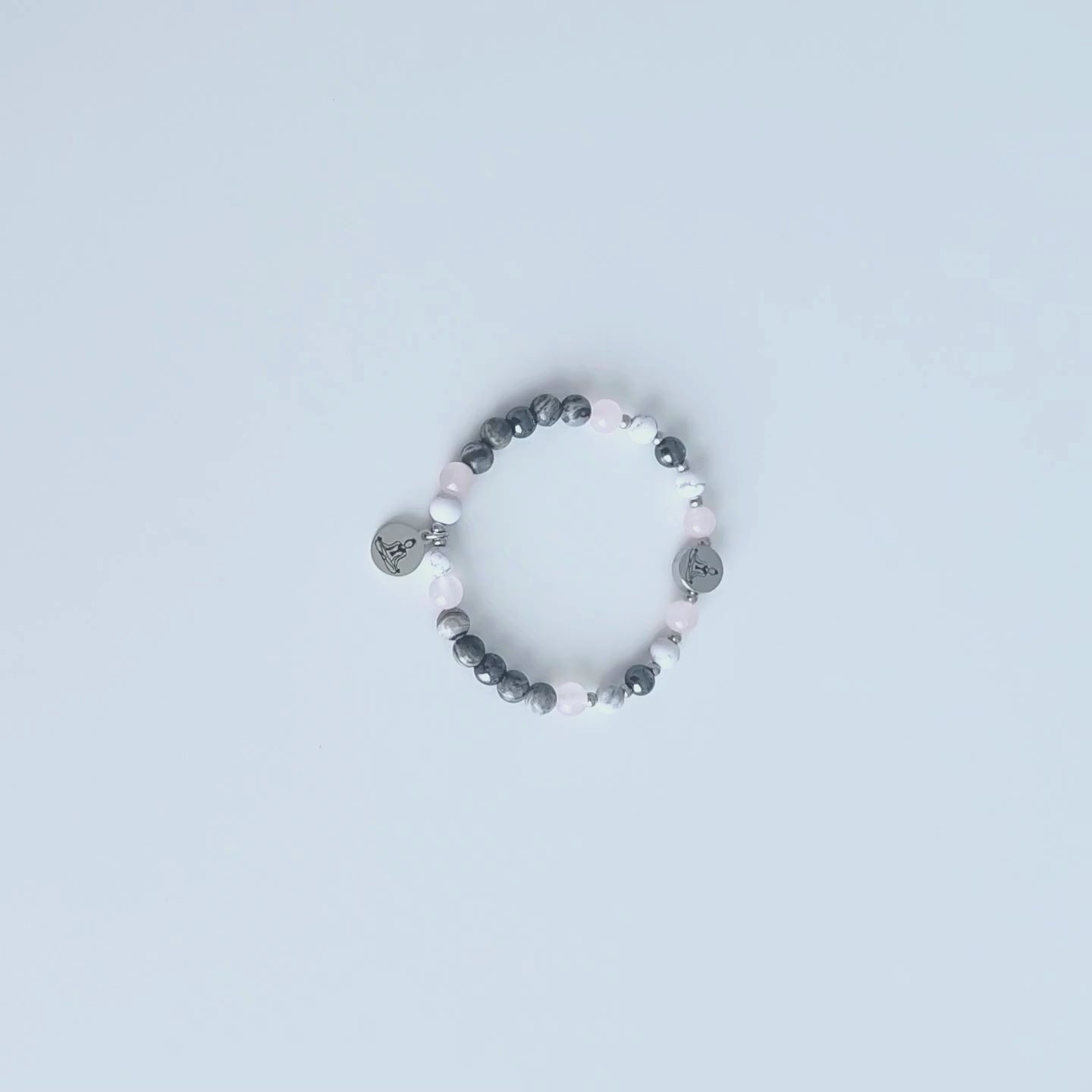 Vidéo du bracelet en pierre naturelle d’hématite, howlite, jaspe gris et quartz rose.