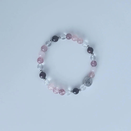 Vidéo du bracelet pour femme en pierre naturelle de quartz fraise, grenat rouge, quartz clair et quartz rose.