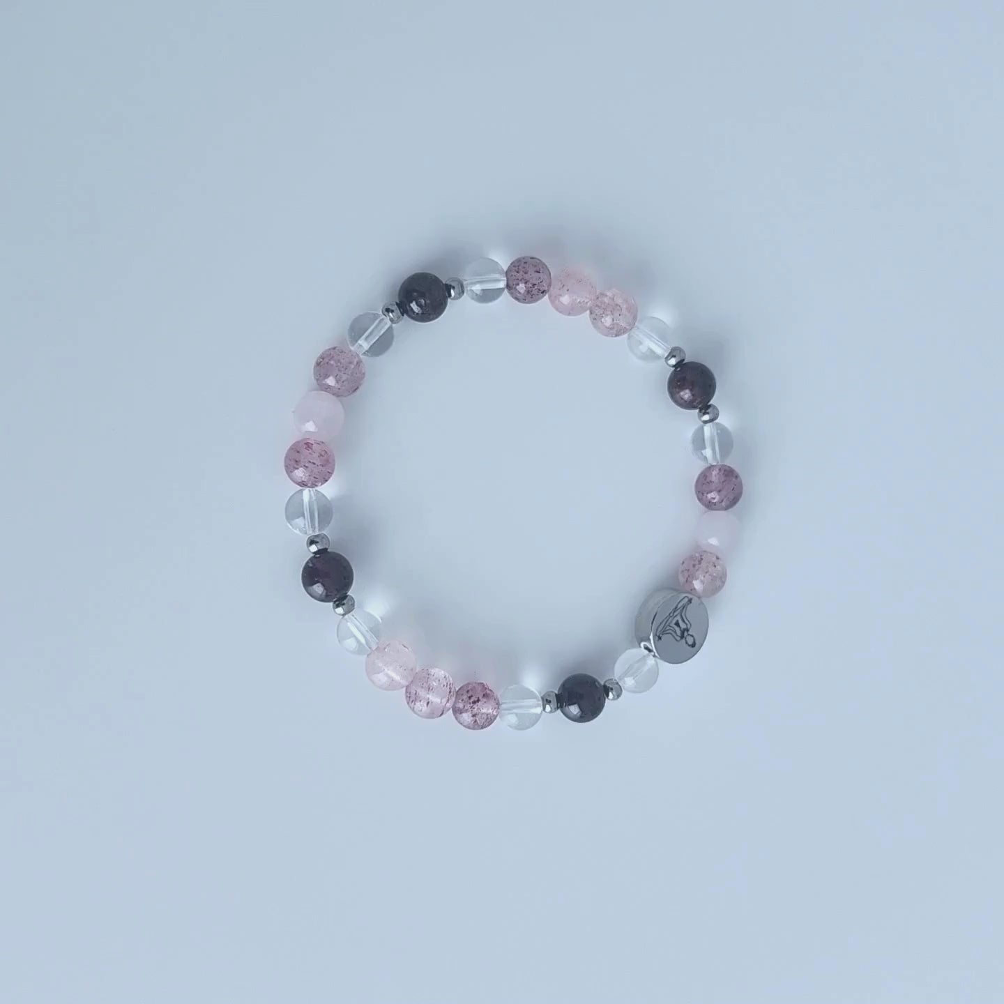 Vidéo du bracelet pour femme en pierre naturelle de quartz fraise, grenat rouge, quartz clair et quartz rose.